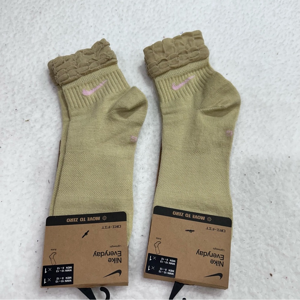 Women’s Nike Ruffle Socks - Picture 2 of 8